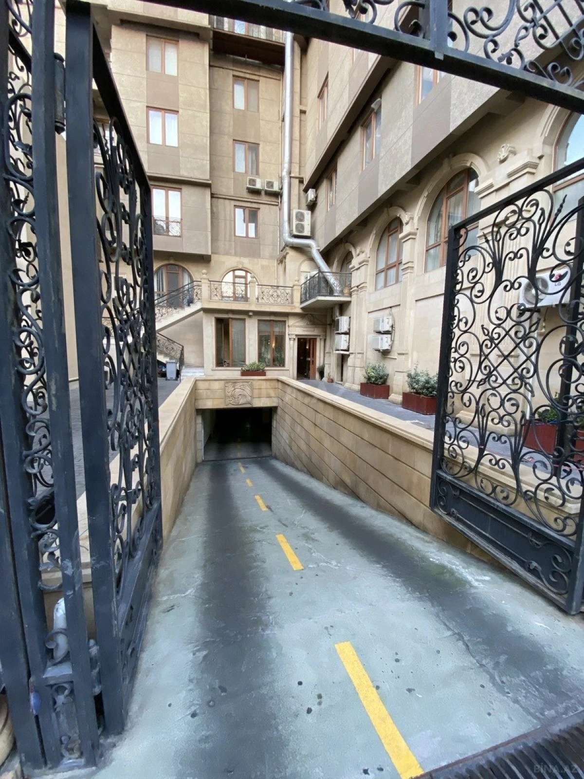 Kirayə verilir 4 otaqlı mənzil 204 m²
