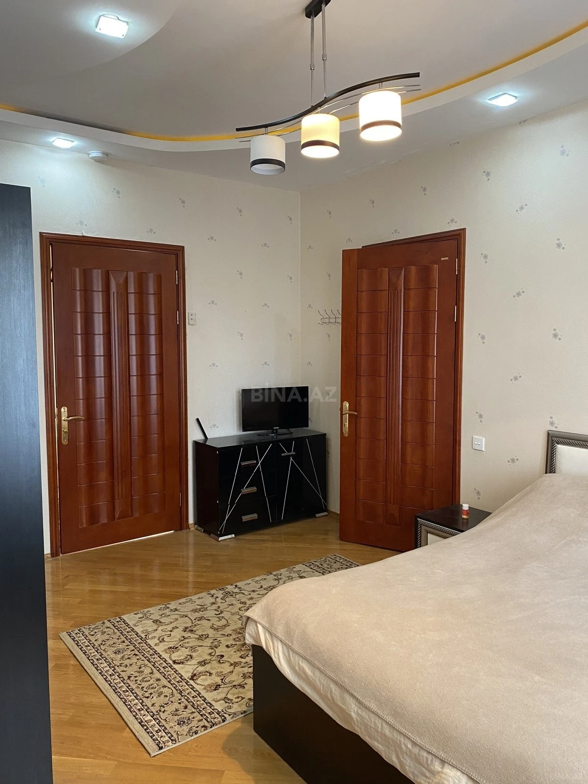 Kirayə verilir 4 otaqlı mənzil 204 m²