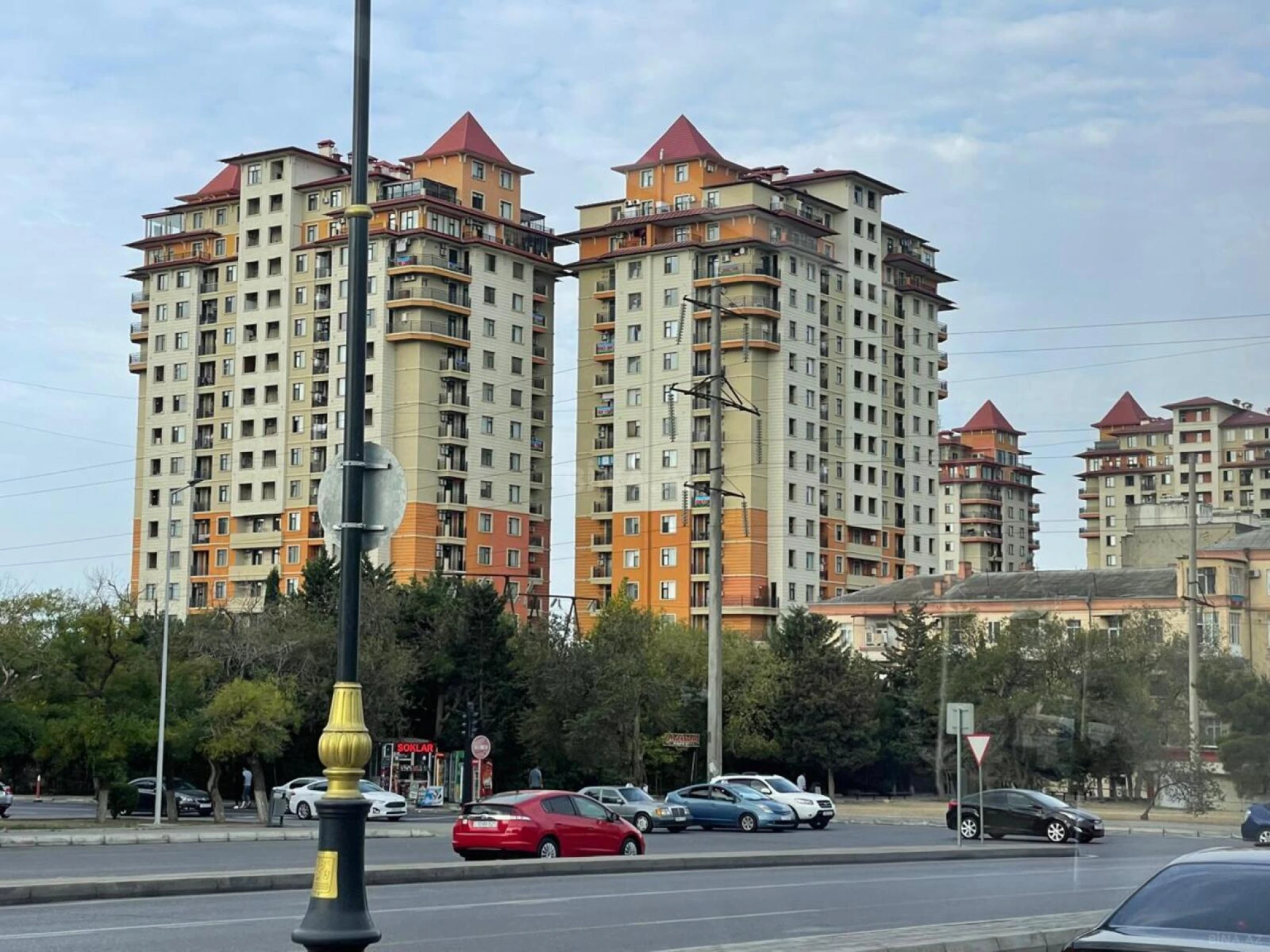 Satılır 3 otaqlı mənzil 136 m²