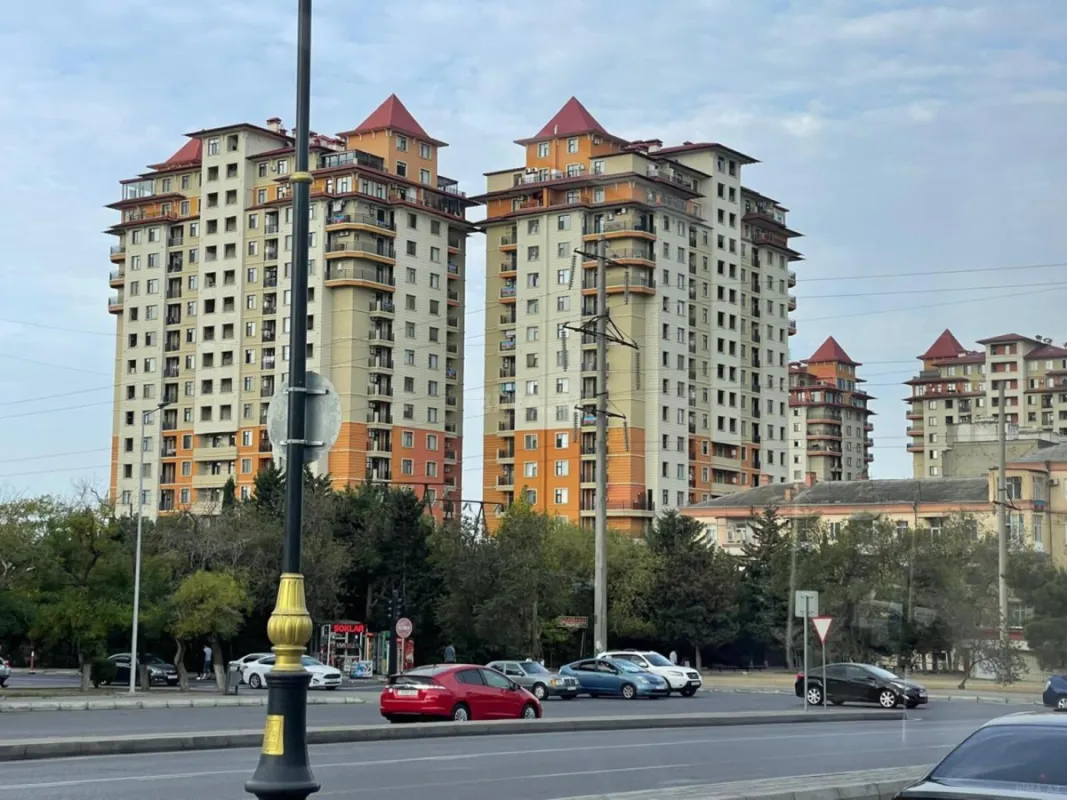 Satılır 3 otaqlı mənzil 136 m²