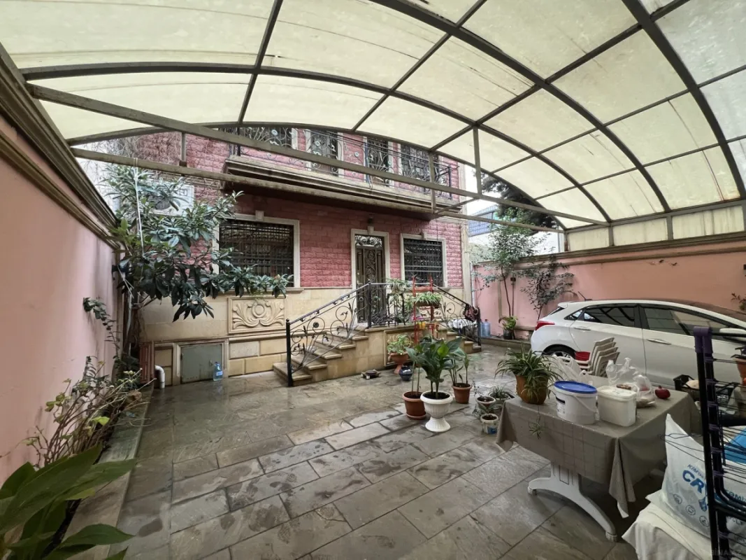 Satılır 5 otaqlı həyət evi 220 m²