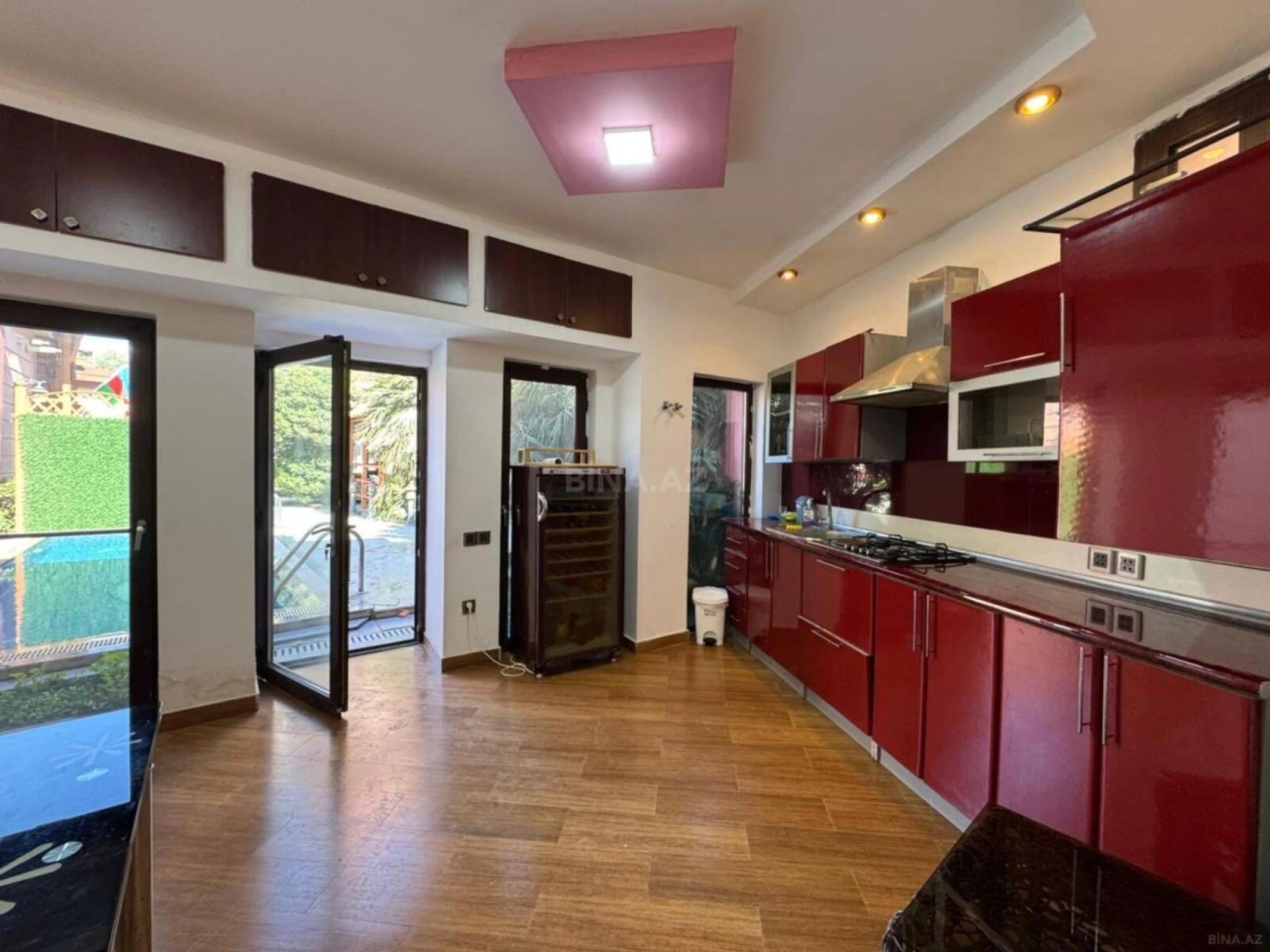 Kirayə verilir 8 otaqlı həyət evi 400 m²