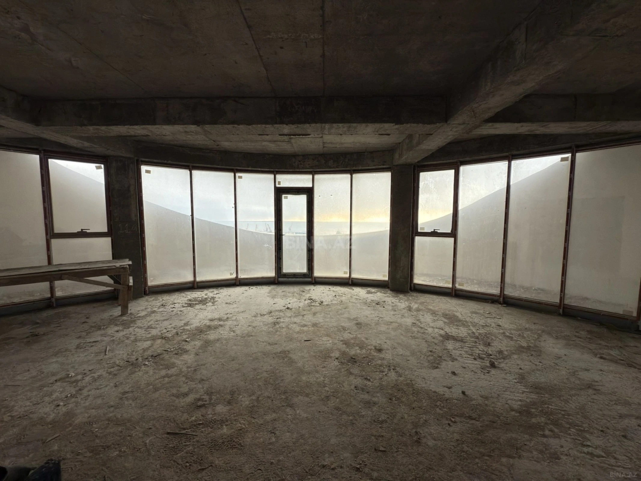 Satılır 3 otaqlı mənzil 220 m²