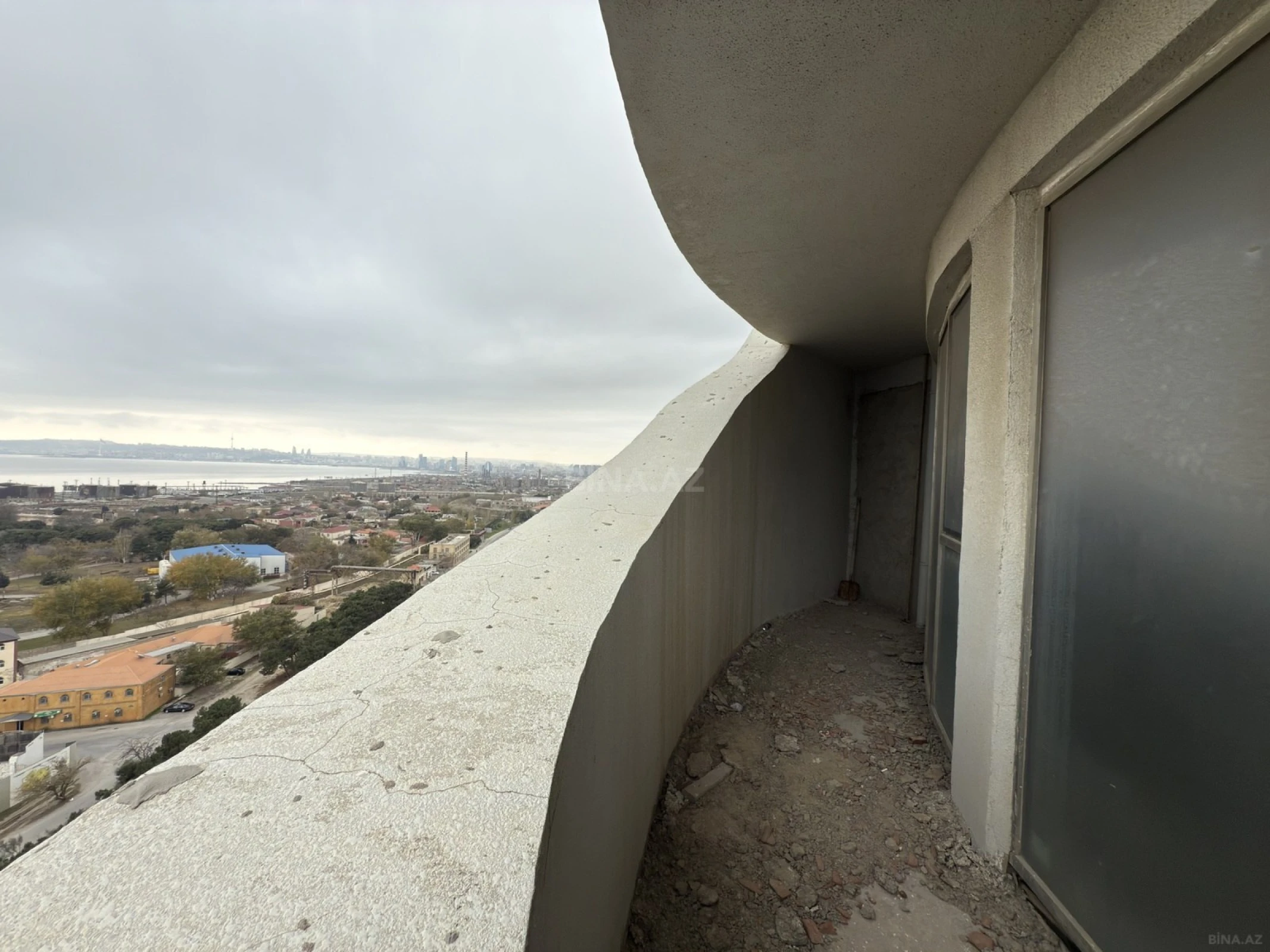 Satılır 3 otaqlı mənzil 220 m²