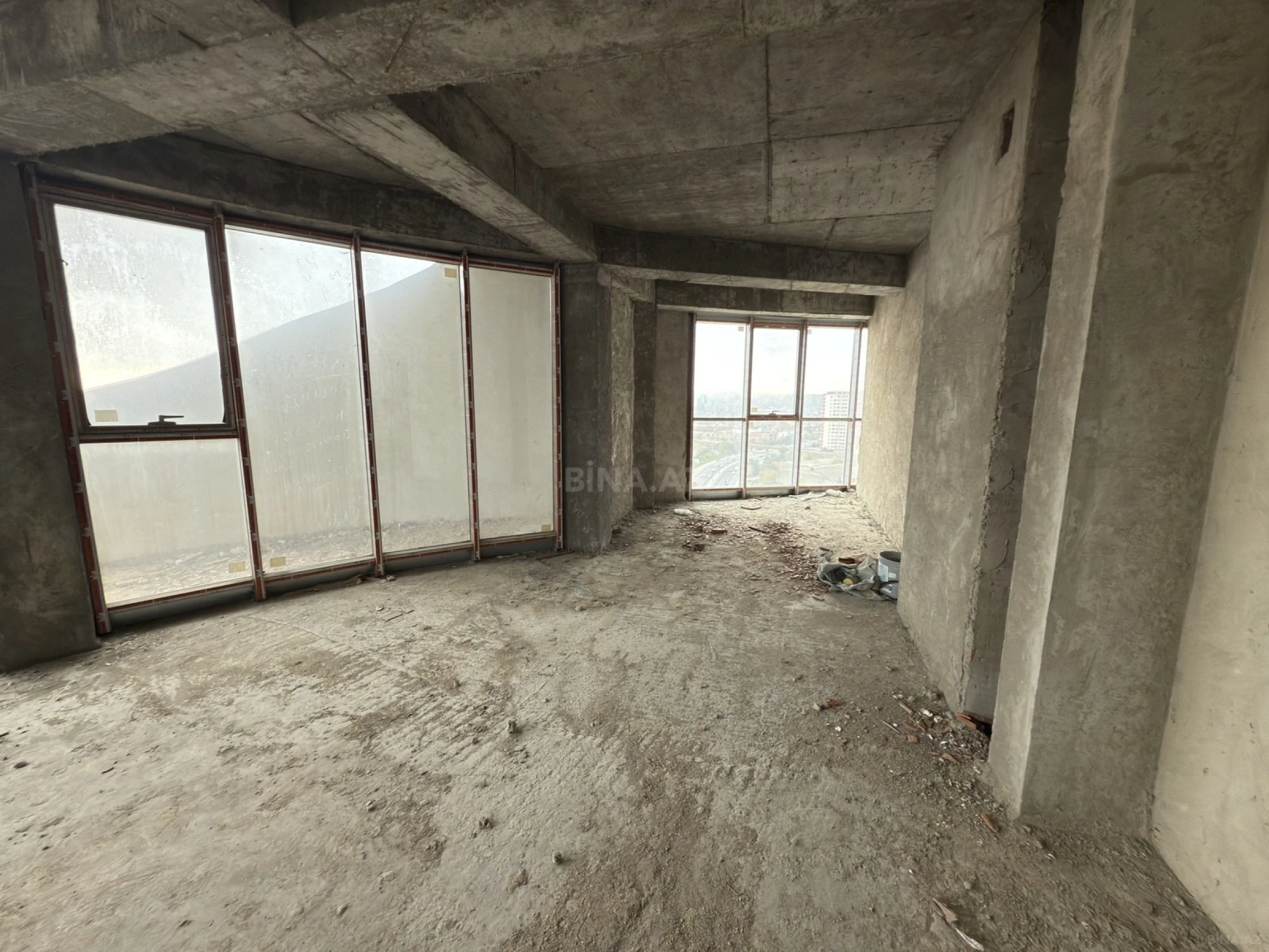 Satılır 3 otaqlı mənzil 220 m²