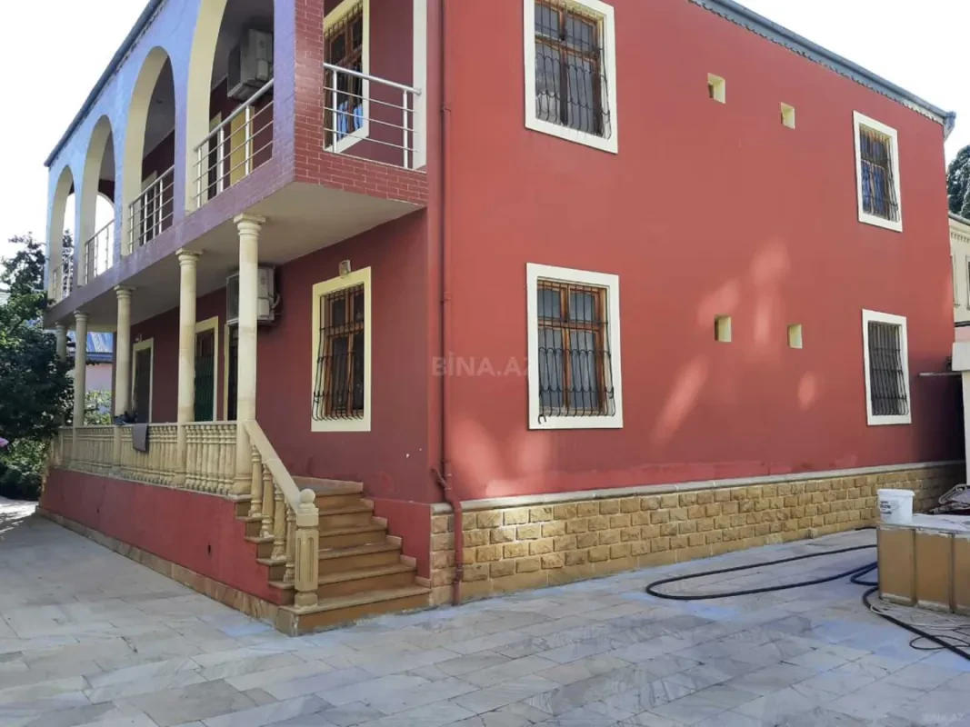 Satılır 8 otaqlı həyət evi 250 m²