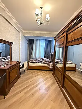 Satılır 3 otaqlı mənzil 122 m²