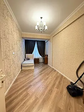 Satılır 3 otaqlı mənzil 122 m²