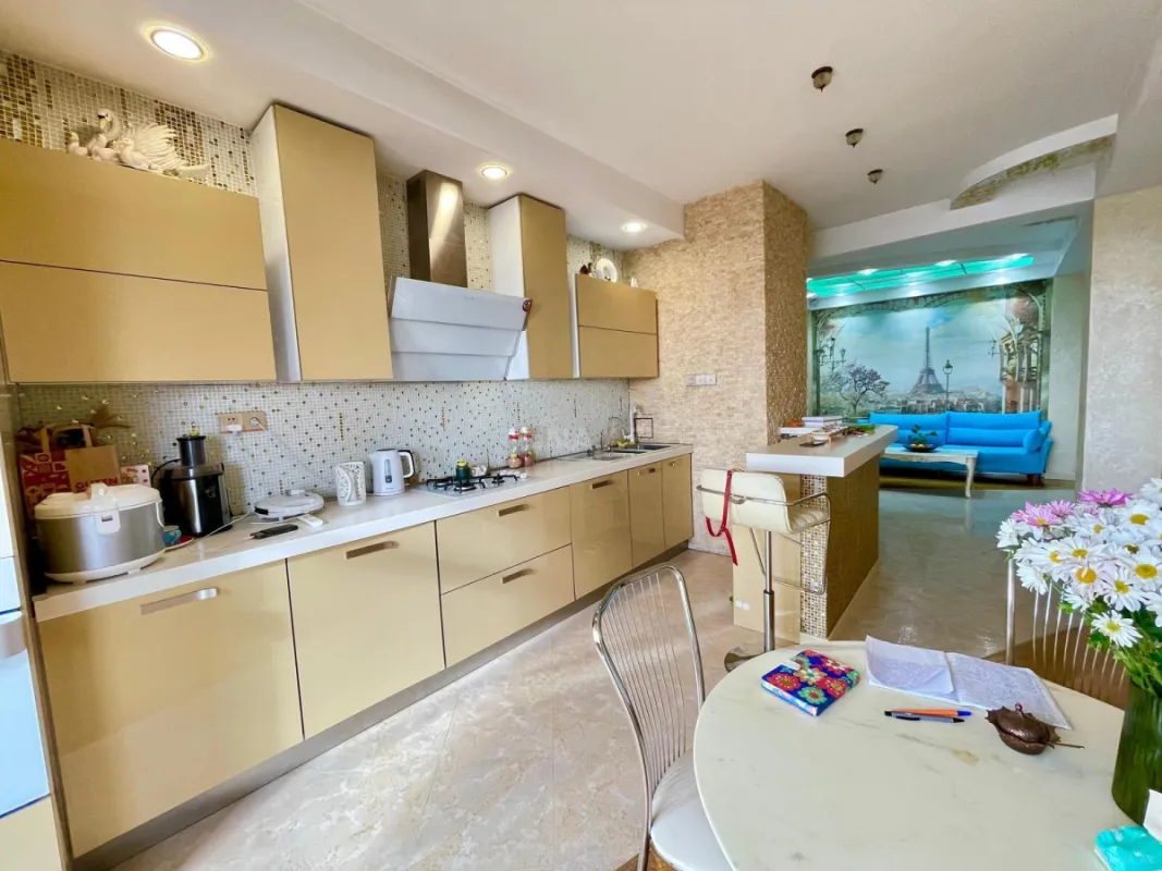 Satılır 3 otaqlı mənzil 135 m²
