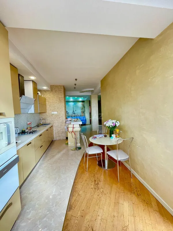 Satılır 3 otaqlı mənzil 135 m²