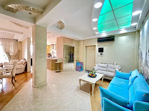 Satılır 3 otaqlı mənzil 135 m²