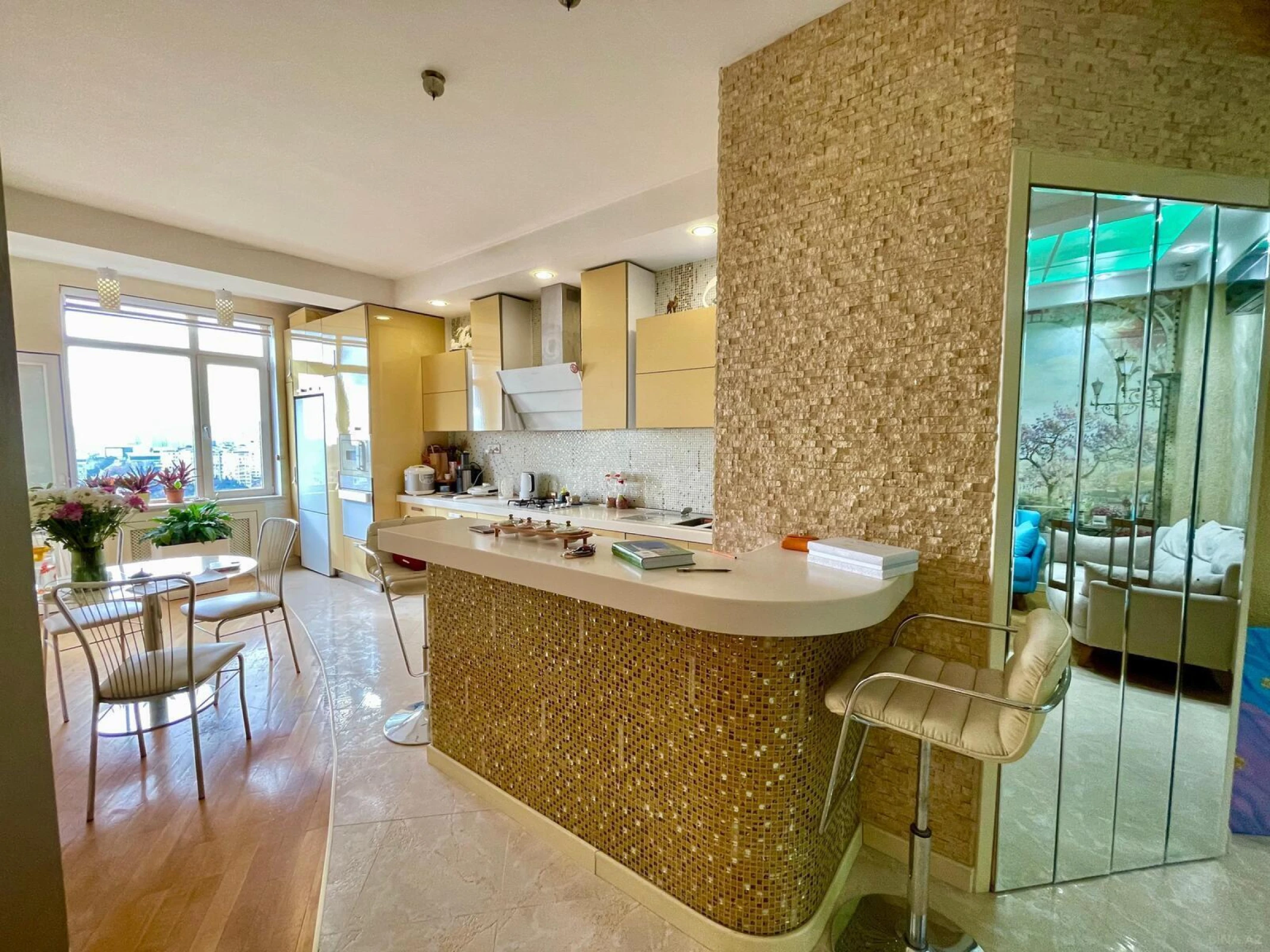 Satılır 3 otaqlı mənzil 135 m²