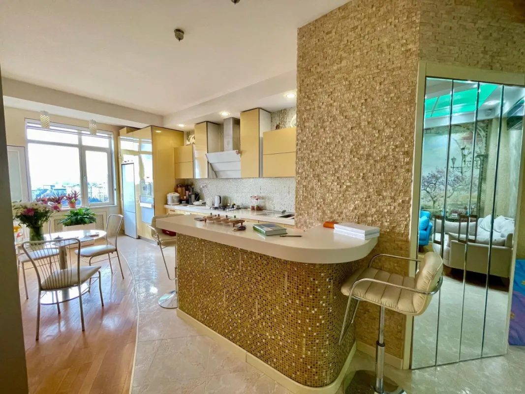 Satılır 3 otaqlı mənzil 135 m²