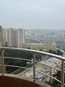 Satılır 3 otaqlı mənzil 145 m²