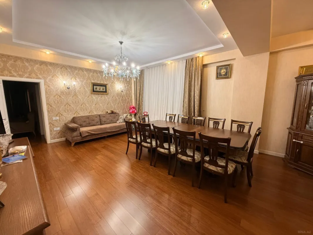 Satılır 3 otaqlı mənzil 135 m²