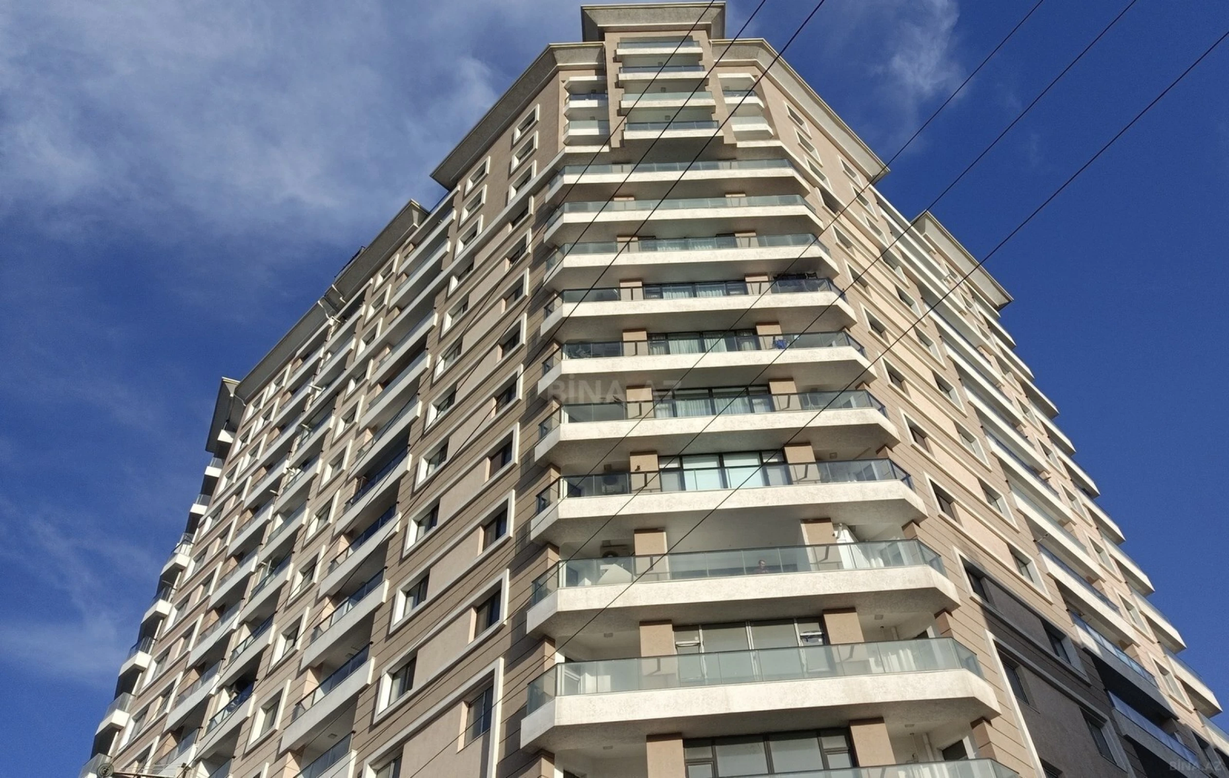 Satılır 3 otaqlı mənzil 122 m²
