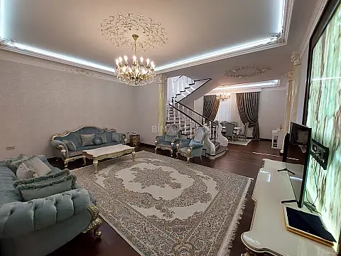 Satılır 7 otaqlı həyət evi 550 m²