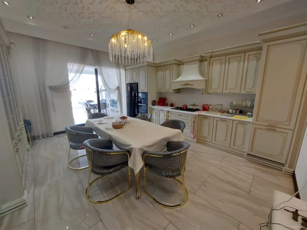 Satılır 7 otaqlı həyət evi 550 m²