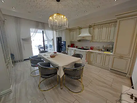 Satılır 7 otaqlı həyət evi 550 m²