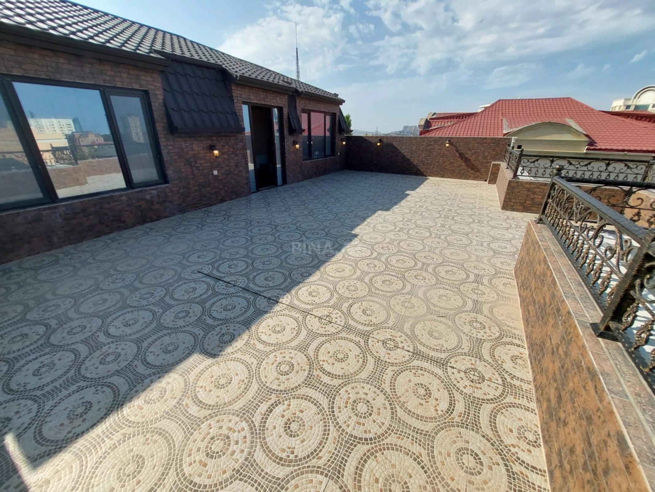 Satılır 7 otaqlı həyət evi 550 m²