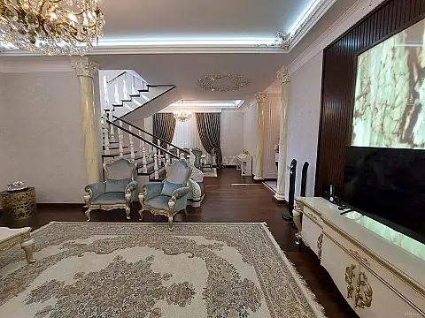 Satılır 7 otaqlı həyət evi 550 m²