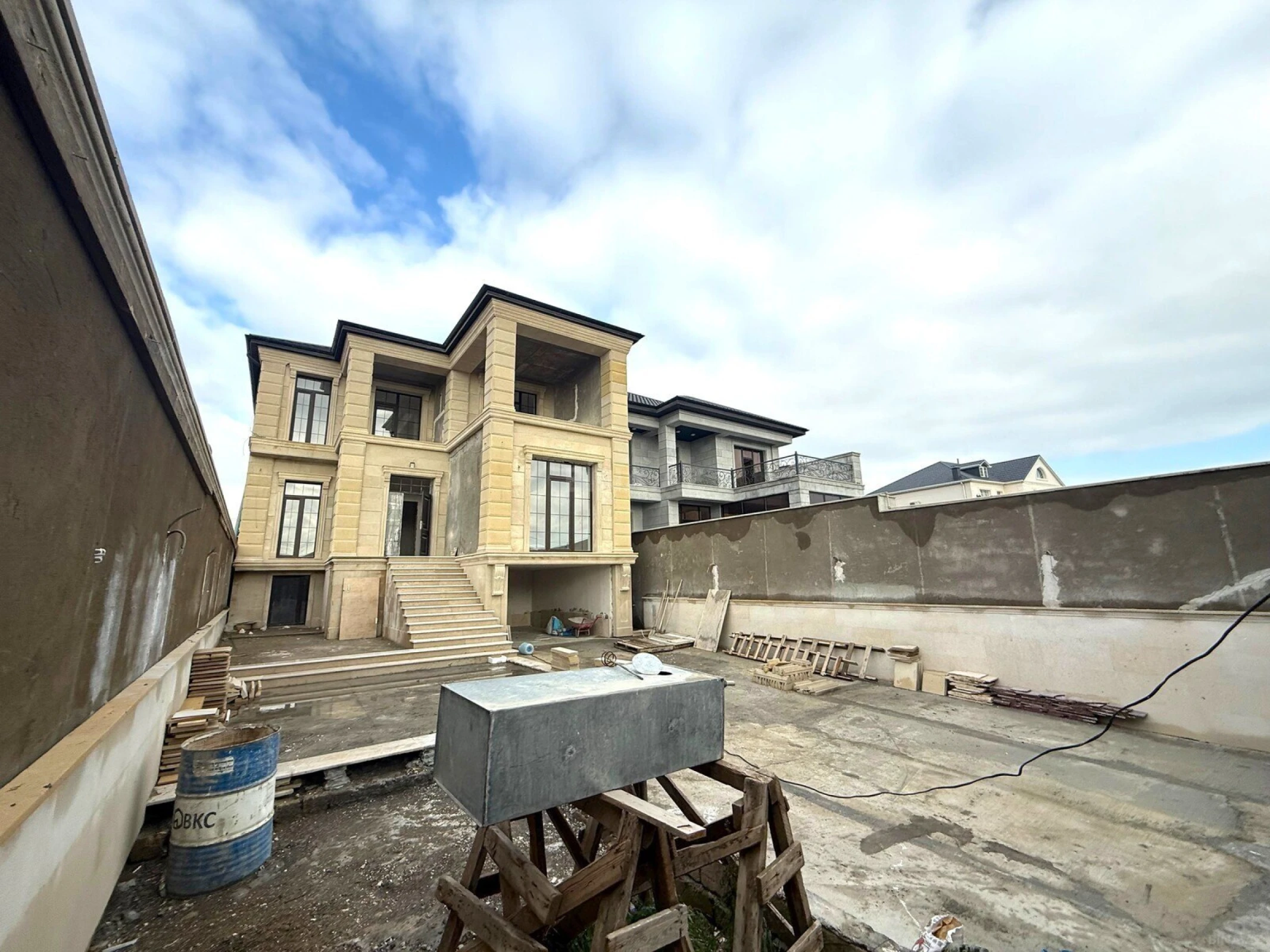 Satılır 5 otaqlı həyət evi 450 m²