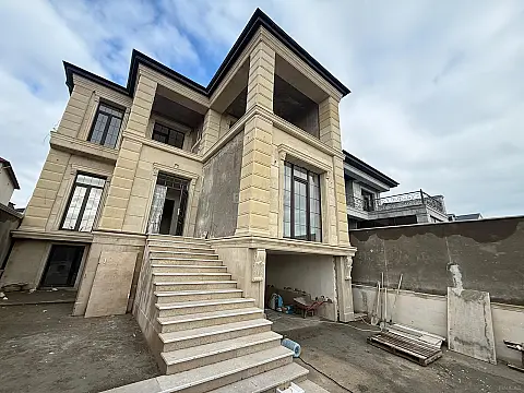 Satılır 5 otaqlı həyət evi 450 m²
