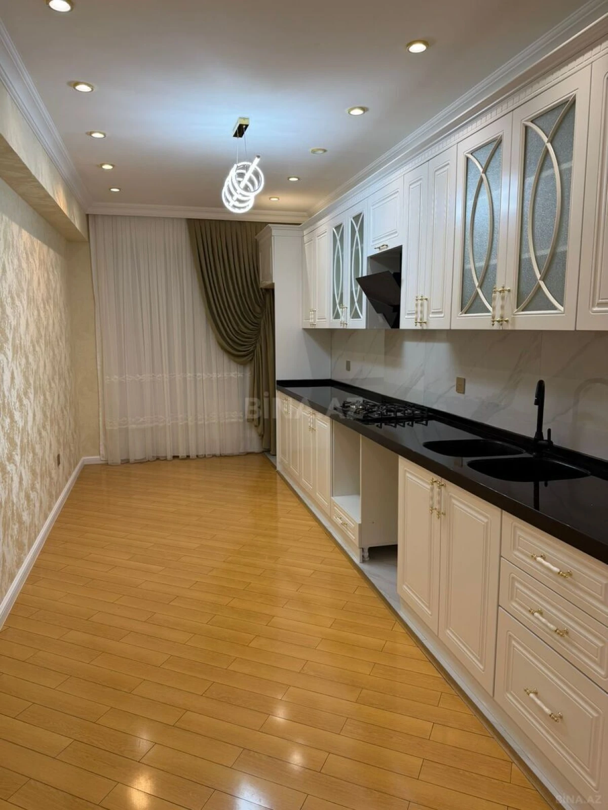 Satılır 3 otaqlı mənzil 150 m²