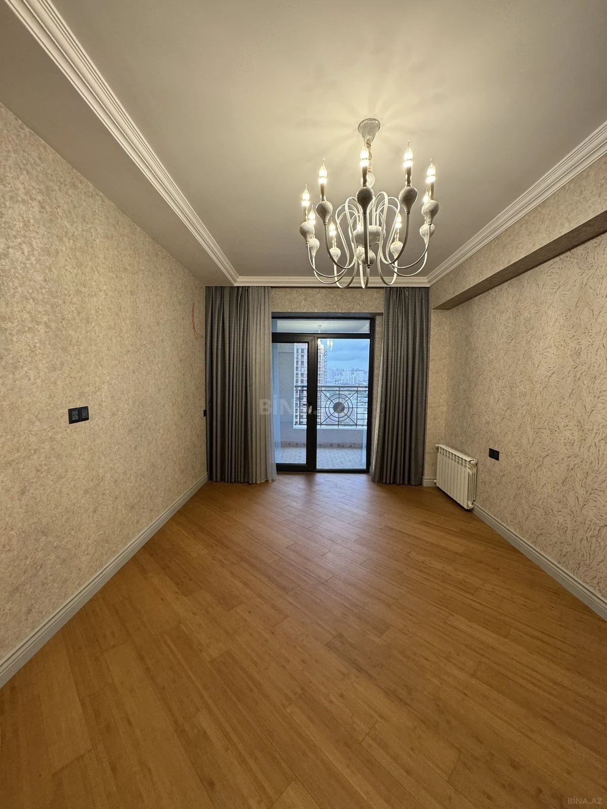 Satılır 4 otaqlı mənzil 204 m²
