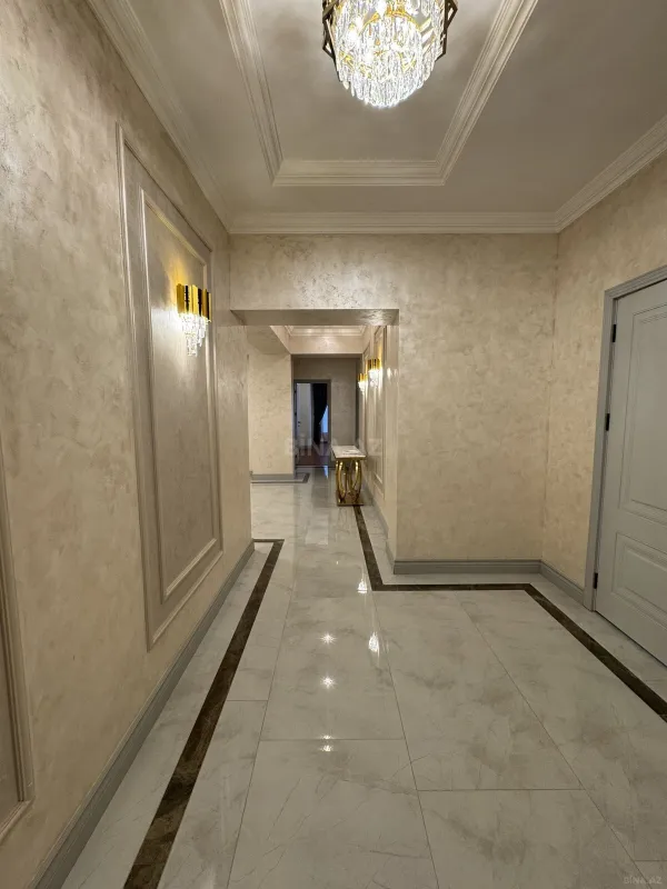 Satılır 4 otaqlı mənzil 204 m²