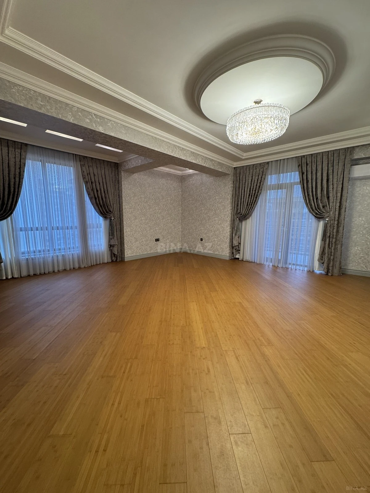 Satılır 4 otaqlı mənzil 204 m²