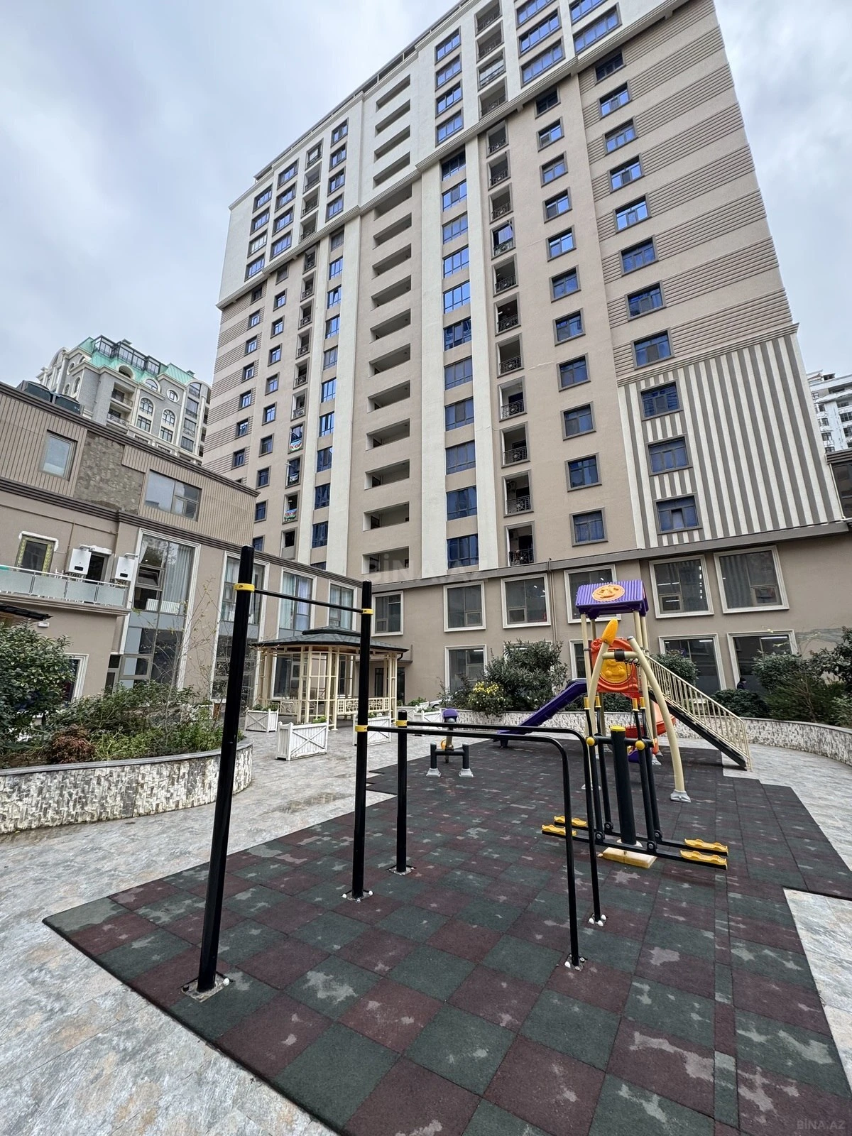 Satılır 4 otaqlı mənzil 204 m²