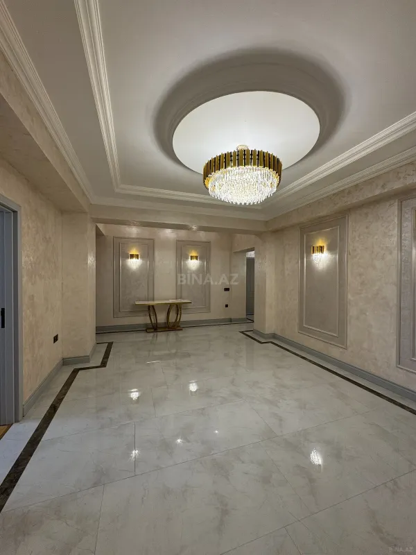 Satılır 4 otaqlı mənzil 204 m²