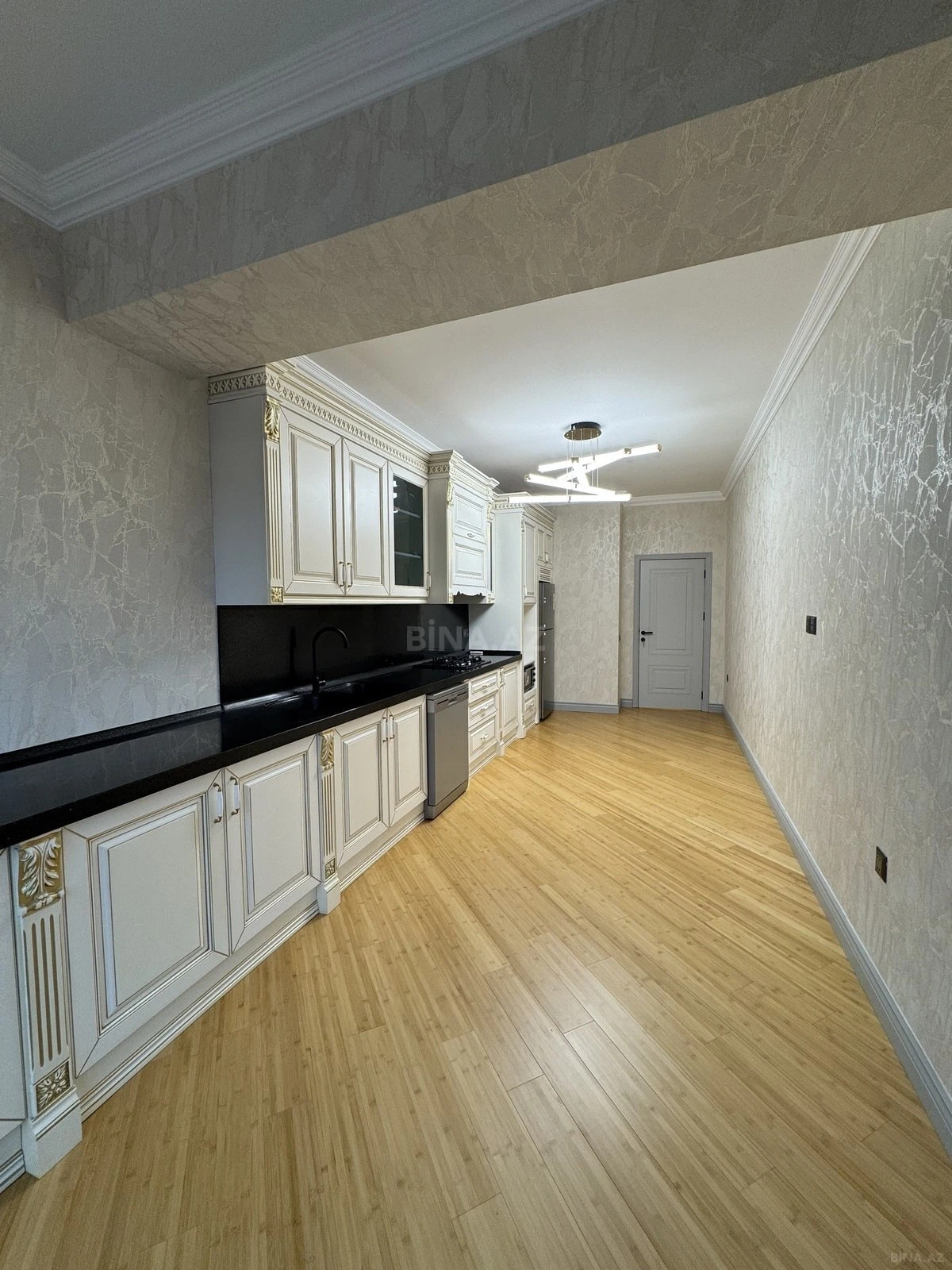 Satılır 4 otaqlı mənzil 204 m²