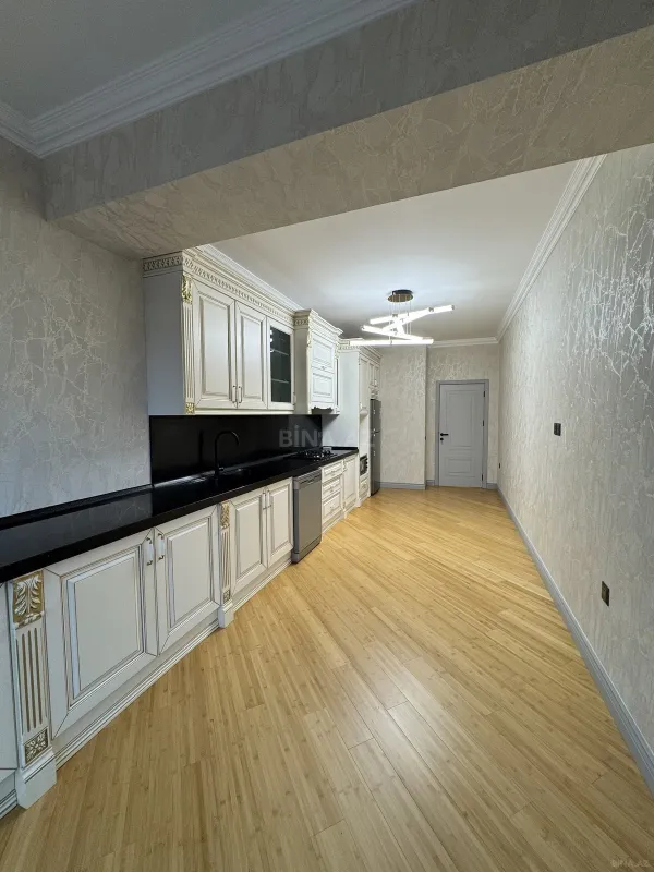 Satılır 4 otaqlı mənzil 204 m²