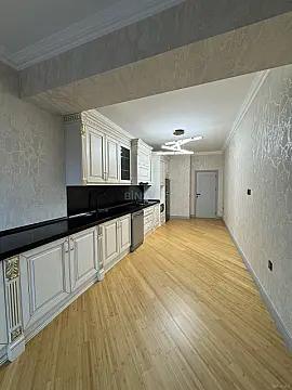 Satılır 4 otaqlı mənzil 204 m²