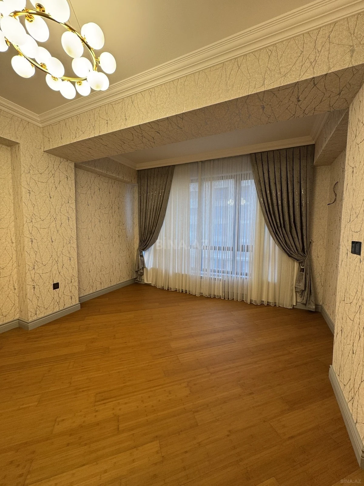 Satılır 4 otaqlı mənzil 204 m²