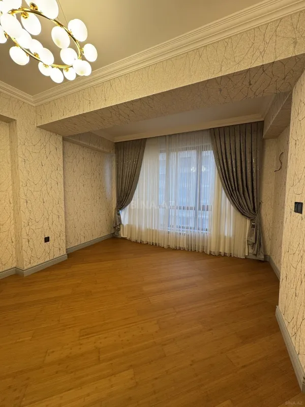 Satılır 4 otaqlı mənzil 204 m²