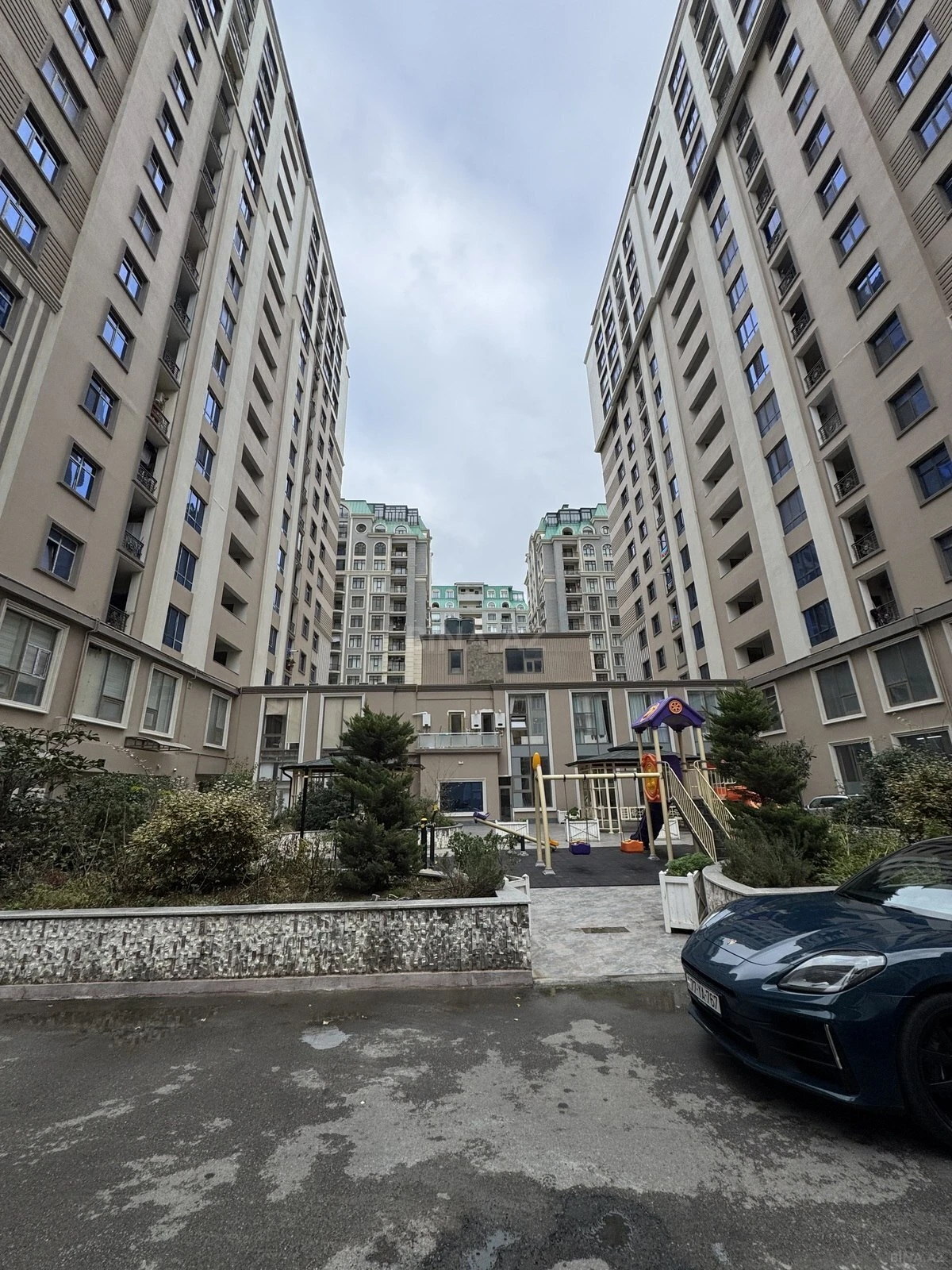 Satılır 4 otaqlı mənzil 204 m²