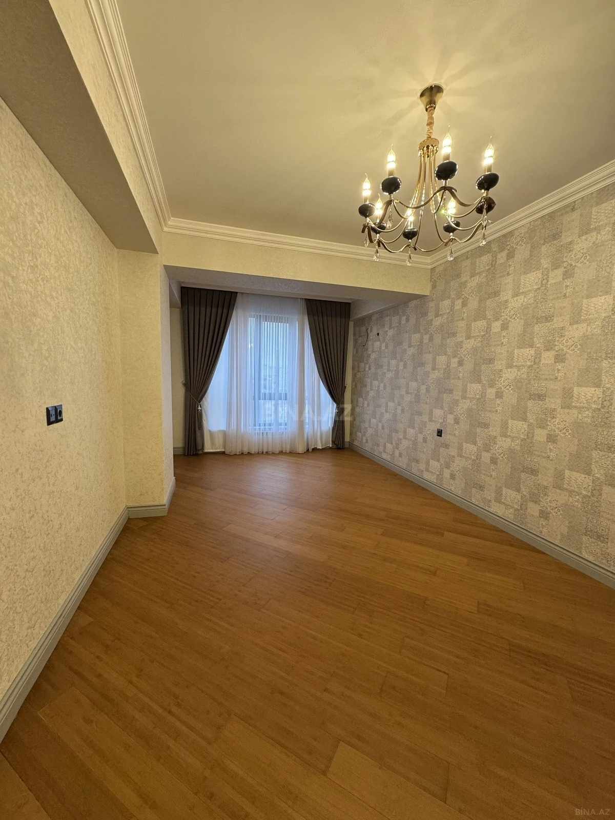 Satılır 4 otaqlı mənzil 204 m²