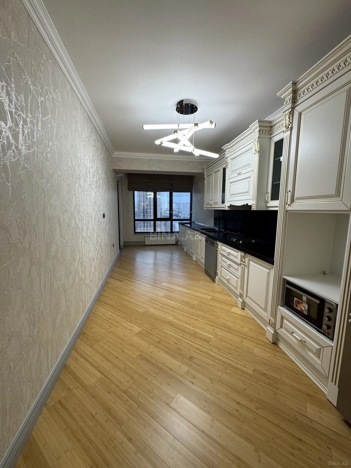 Satılır 4 otaqlı mənzil 204 m²