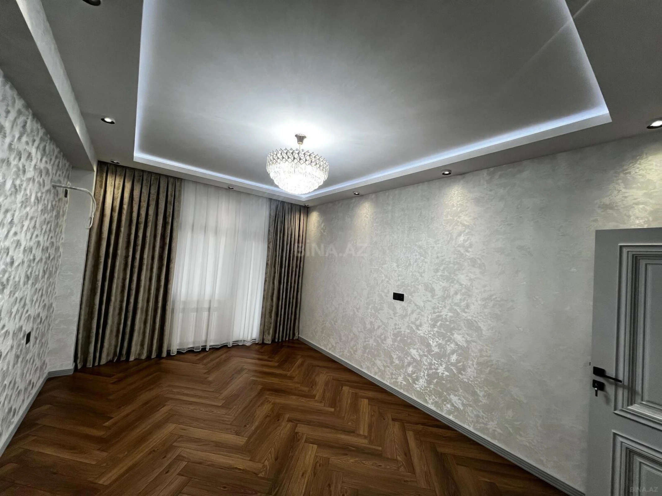Satılır 3 otaqlı mənzil 142 m²