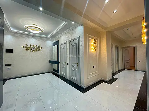Satılır 4 otaqlı mənzil 136 m²