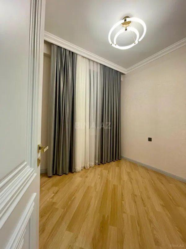 Satılır 4 otaqlı mənzil 136 m²