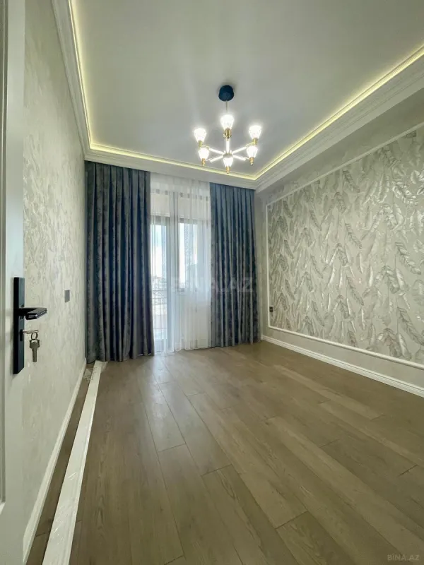 Satılır 4 otaqlı mənzil 136 m²