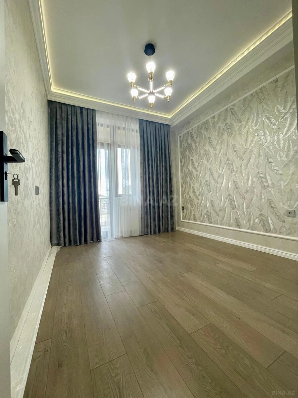 Satılır 4 otaqlı mənzil 136 m²