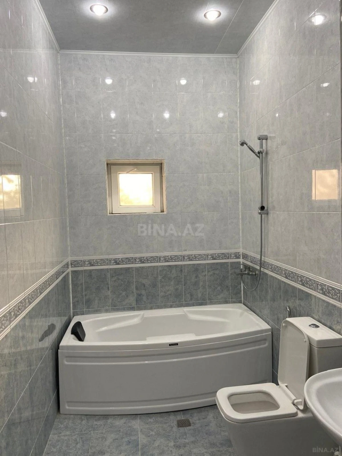 Satılır 6 otaqlı həyət evi 450 m²