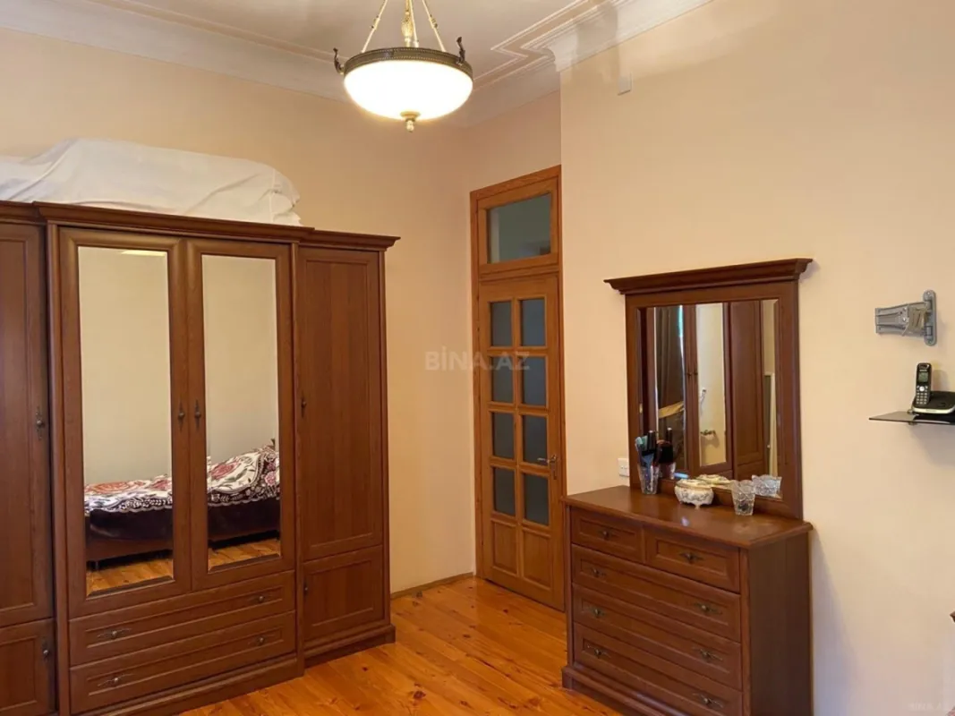 Satılır 6 otaqlı həyət evi 450 m²