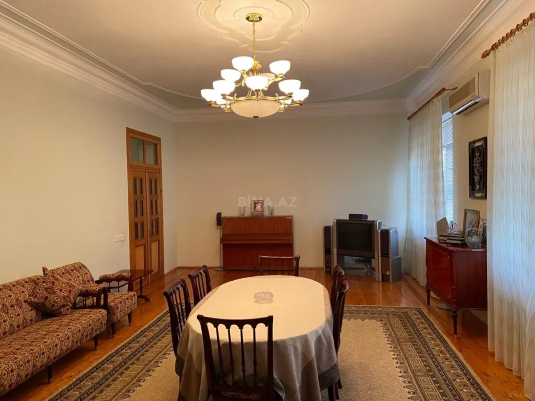 Satılır 6 otaqlı həyət evi 450 m²
