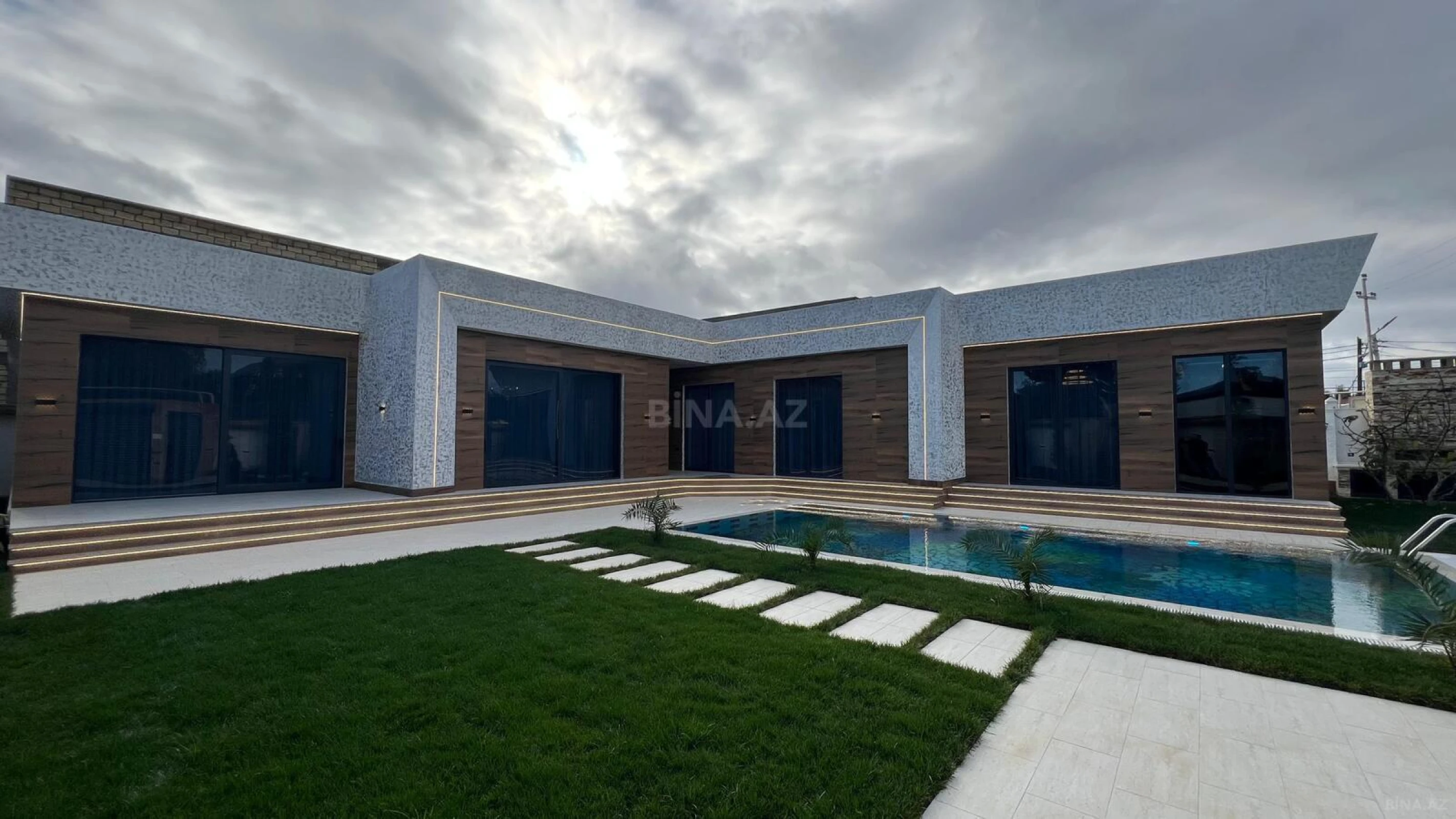 Satılır 5 otaqlı həyət evi 250 m²